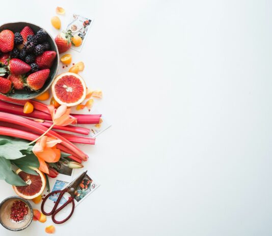 헬시한 식단으로 건강을 지키는 방법 variety of sliced fruits