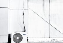 “에어컨만 틀면 배가 아파요”…초여름 냉방 복통, 민감한 장의 경고 grayscale photography of outdoor AC unit