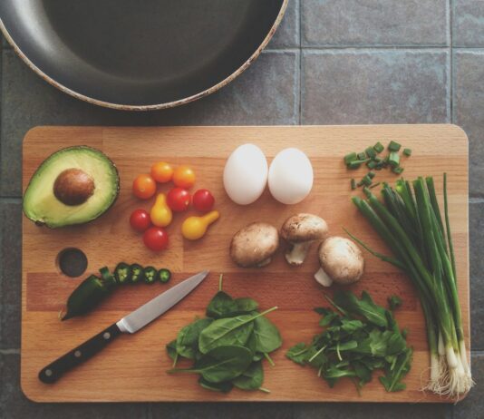 식단이 건강에 미치는 영향 avocado, tomatoes, eggs, mushrooms, spring onions, and leaves