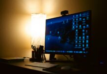 직장인 건강 적신호…책상 앞 하루 8시간, 건강관리 이렇게 하세요 a computer monitor and keyboard