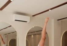 필라테스, 자세 교정부터 체형 관리까지… 건강한 삶의 열쇠 Woman does a pilates exercise on a reformer.