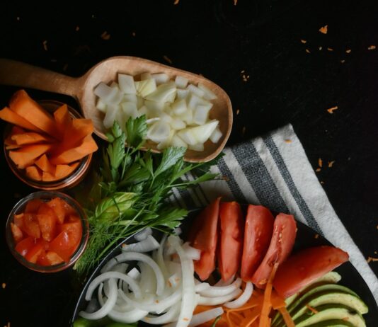 과학적으로 살펴본 영양 & 보충제, 꼭 챙겨야 할 것은 무엇일까? sliced tomato and green vegetable salad