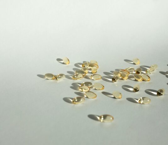 올바른 영양과 보충제 섭취, 건강을 지키는 첫걸음 gold and silver heart shaped accessory