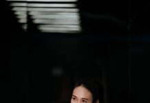 근육, 건강한 삶을 위한 필수 조건 woman in white tank top and black pants sitting on floor