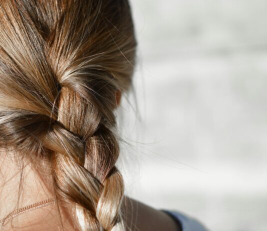 헤어 건강, 빛나는 머릿결을 위한 올바른 관리법 woman with braid hair