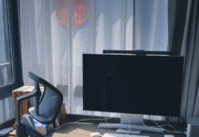 “앉아 있을 뿐인데 허리가 끊어질 것 같아요”… 하루 8시간 앉아 있는 당신에게 a computer desk with a monitor and keyboard