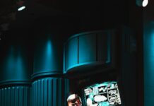 AI 기반 건강 관리, 맞춤형 의료 혁신의 미래를 열다 a man standing in front of a tv in a dark room