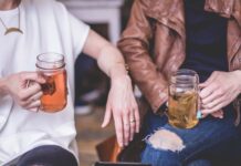 “잠깐의 휴식, 직장인 건강을 바꾼다”… 일상 속 실천법 인기 two person sitting while holding clear glass mason mugs
