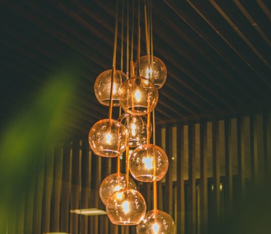 공간·공기·조명의 영향: 실내환경이 신체리듬·호르몬·면역에 미치는 영향 selective focus photography of lit pendant lights