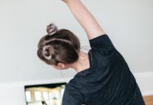 “집에서 시작하는 심플 홈트, 꾸준한 실천이 건강 지킨다” woman in black t-shirt and black pants lying on black yoga mat