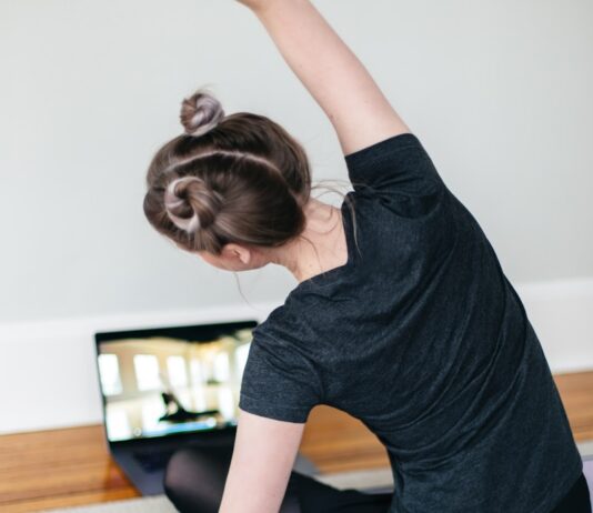 “집에서 시작하는 심플 홈트, 꾸준한 실천이 건강 지킨다” woman in black t-shirt and black pants lying on black yoga mat