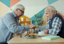 “노화의 시계를 늦춰라”… 젊은 층이 ‘슬로우 조깅’에 열광하는 이유 Two elderly men playing chess at a table.