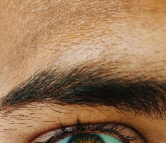 사무실 속 건강 지키기…똑똑한 직장인들의 실천법 persons blue eyes with blue eyes