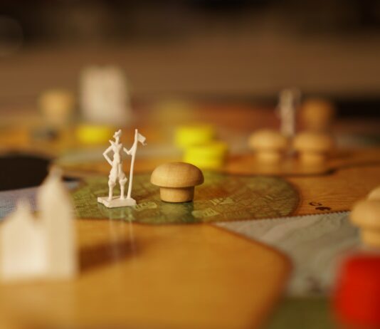 ‘뇌건강’ 지키는 일상 루틴, 지금 시작하는 작지만 큰 변화 a close up of a board game with figurines on it