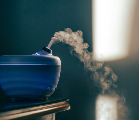 집에서 실천하는 대체요법, 건강한 일상을 위한 생활 속 아이디어 blue and white ceramic container on brown wooden table