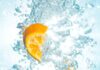 “물만 잘 마셔도 병의 절반이 사라진다?”… 당신이 몰랐던 ‘수분 섭취’의 과학 sliced orange fruits underwater