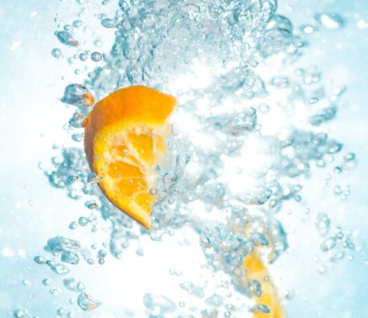 “물만 잘 마셔도 병의 절반이 사라진다?”… 당신이 몰랐던 ‘수분 섭취’의 과학 sliced orange fruits underwater