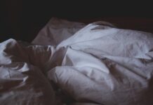 수면, ‘잘 자야 내일이 달라진다’… 현명한 잠 습관이 건강 지킨다 closeup photo of white blanket