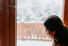 ‘마음도 챙긴다’…MZ세대의 새로운 정신건강 트렌드 ‘셀프-케어’ woman in red and black striped long sleeve shirt and blue denim jeans sitting on brown