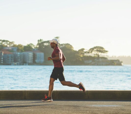 호흡이 터져야 달리기가 산다: 지치지 않는 ‘공기 흡입’의 기술 man running near sea during daytime