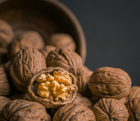 “젊고 건강한 뇌, 일상 속에서 지킨다”…쉽게 실천하는 뇌건강 트렌드와 팁 brown garlic on brown bowl