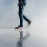 바쁜 일상 속 ‘걷기 운동’ 열풍… 작지만 꾸준한 변화가 건강을 지킨다 person wearing blue denim jeans beside gray wall