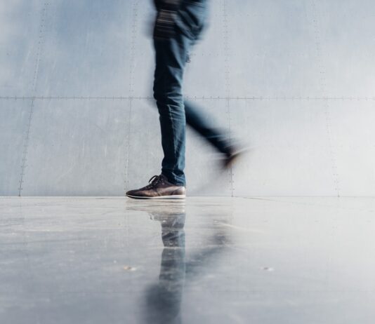 바쁜 일상 속 ‘걷기 운동’ 열풍… 작지만 꾸준한 변화가 건강을 지킨다 person wearing blue denim jeans beside gray wall