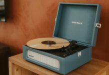 디지털 디톡스, 바쁜 일상 속 작은 변화로 시작하세요 A blue record player with a record on it.