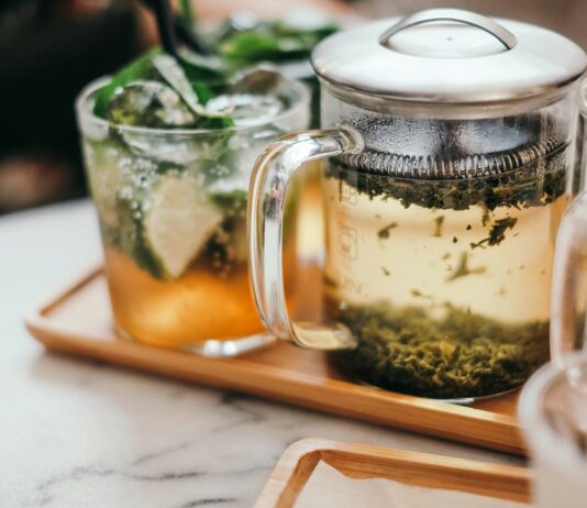 집에서 실천하는 대체요법, 나에게 맞는 건강 루틴 찾기 clear glass mug on tray