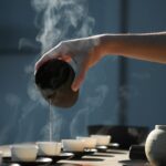 현대인의 건강 관리, 대체요법으로 일상에 활력 불어넣기 person pouring hot water on white cup