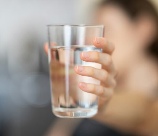‘일상 속 마시는 물 습관’이 건강 트렌드로…실천을 위한 세 가지 루틴 person holding clear drinking glass