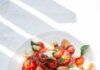 집에서 즐기는 저탄수화물 식단, 건강하게 실천하는 방법 sliced tomato and green leaf vegetable on white ceramic plate
