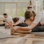 직장인부터 청소년까지, 필라테스 바람…내 몸에 꼭 맞는 실천법은? a group of people doing yoga in a room