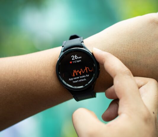 스마트워치로 건강관리, 일상 속에서 똑똑하게 실천하는 방법 a close up of a person holding a smart watch