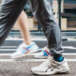 하루 30분 걷기, ‘마음과 몸의 활력’을 깨우는 실천법 People walk on a crosswalk, showing only their legs